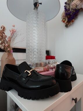 Steve Madden Black Leather Loafers with Gold